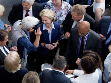 Verteidigungsministerin Ursula von der Leyen stimmt mit weiteren Abgeordneten über die Verlegung des Bundeswehr-Verbandes aus dem türkischen Incirlik nach Jordanien ab. Foto: Kay Nietfeld