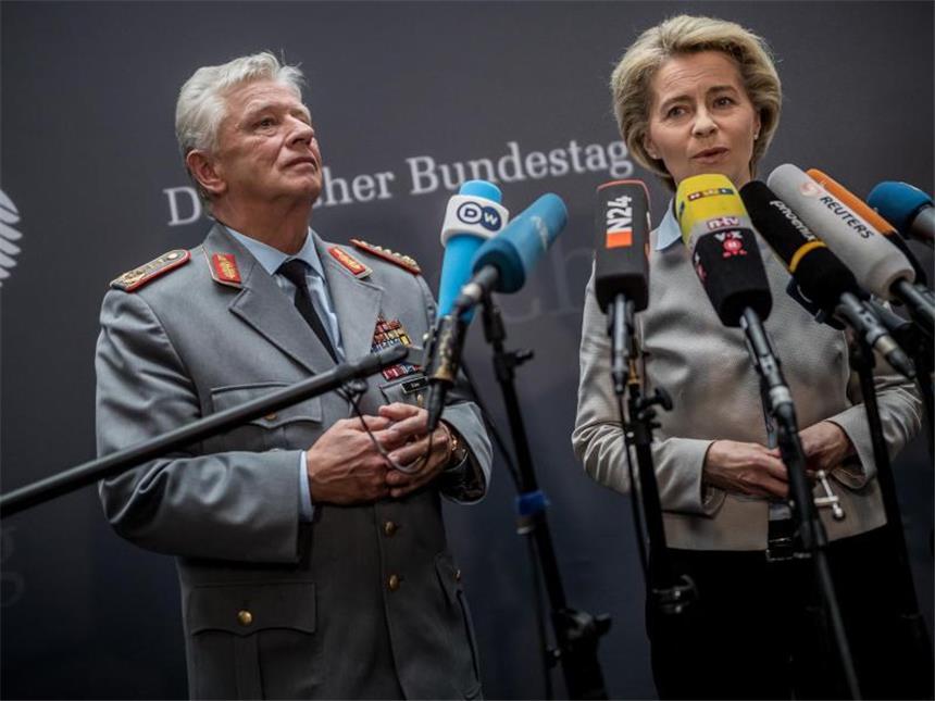 Fall Bundeswehr: Streit über von der Leyens Krisenstrategie Verteidigungsministerin Ursula von der Leyen und Volker Wieker, Generalinspekteur der Bundeswehr nehmen am 10. Mai nach einer Sondersitzung des Verteidigungsausschusses des Deutschen Bundestages Stellung. Foto: Michael Kappeler