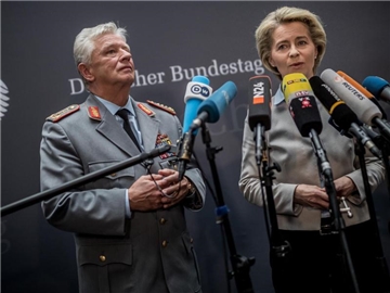 Verteidigungsministerin Ursula von der Leyen und Volker Wieker, Generalinspekteur der Bundeswehr nehmen am 10. Mai nach einer Sondersitzung des Verteidigungsausschusses des Deutschen Bundestages Stellung. Foto: Michael Kappeler