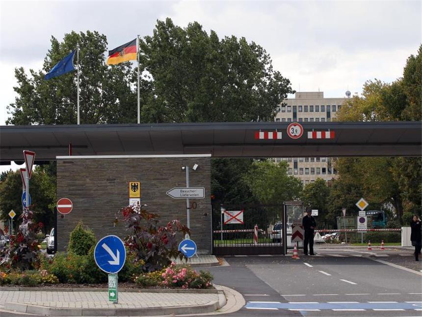 De Maizière offen für Komplett-Regierungsumzug nach Berlin Verteidigungsministerium in Bonn: Bundesinnenminister Thomas de Maizière steht einem kompletten Regierungsumzug offen gegenüber. Foto: Oliver Berg/Archiv