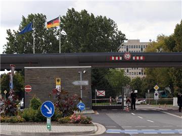 Verteidigungsministerium in Bonn: Bundesinnenminister Thomas de Maizière steht einem kompletten Regierungsumzug offen gegenüber. Foto: Oliver Berg/Archiv
