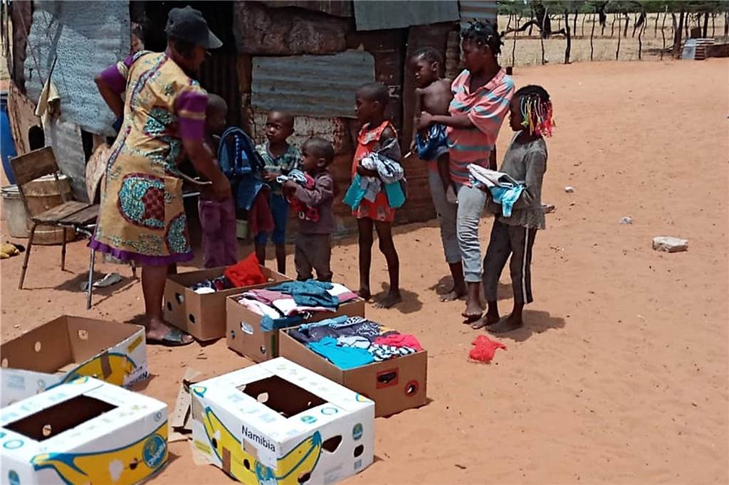 Die Kolpingsfamilie sagt Danke: Für 60 Jahre treueste Unterstützung Verteilung der Kleiderspenden im Norden von Namibia