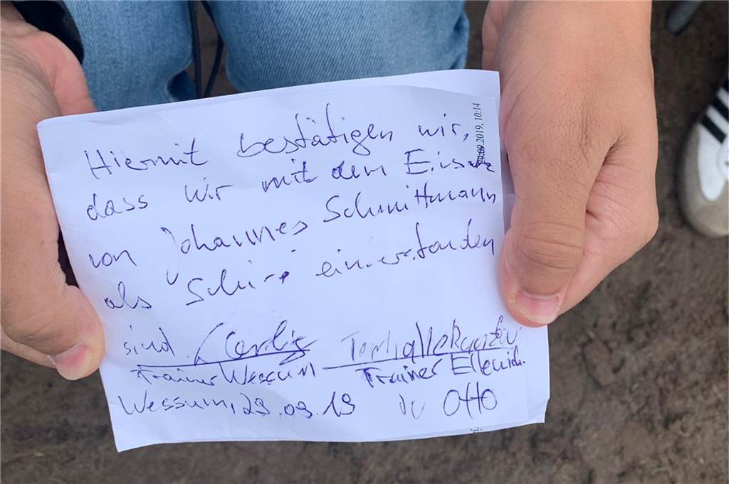 Wessumer Torhüter packt in Kreissäge und Trainer muss für Schiri einspringen Vertrag ist Vertrag: Damit die Wertung des Spiels im Nachhinein von niemandem angefochten werden kann, unterschrieben beide Trainer auf diesem Schmierzettel.
