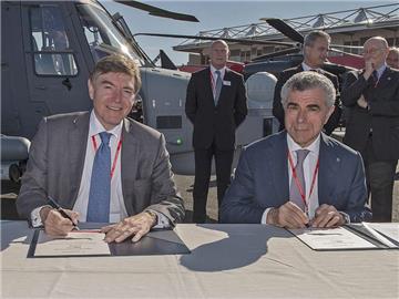 Vertrag perfekt: Der britische Minister Philip Dunne und Finmeccanica-Chef Mauro Moretti in Farnborough. Foto: David Tucker / Mod - De&s