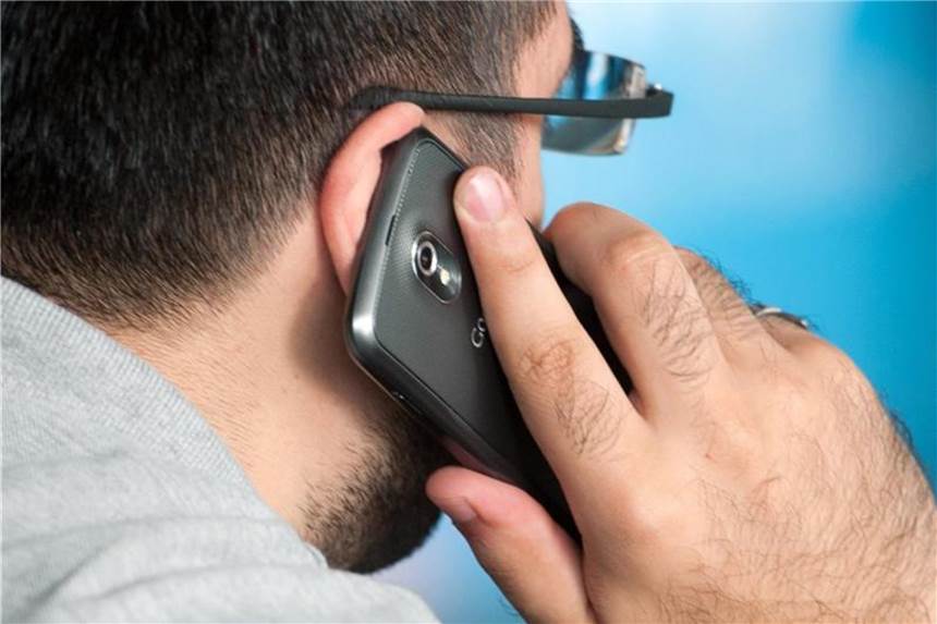 Telefonische Angebote für Mobilfunkvertrag gut prüfen Vertragsangebote am Telefon sollten Verbraucher mit Vorsicht behandeln. Foto: Sebastian Kahnert