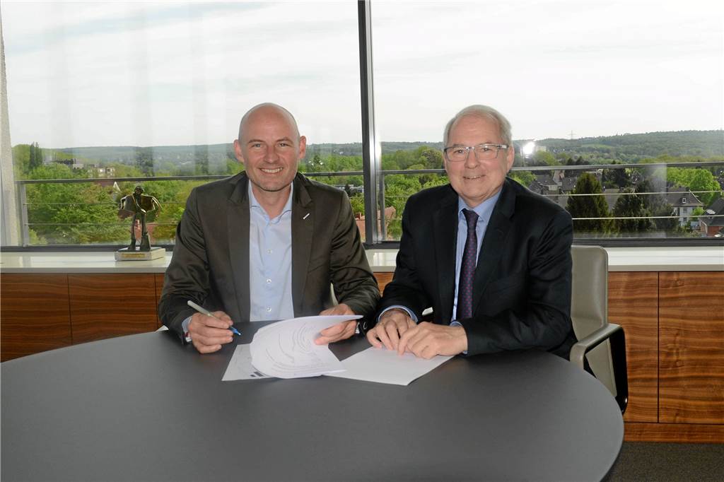 Vertragsunterzeichnung für das Gewerbegrundstück in Heek 2016: Heinz-Herbert Dustmann (r.) und Heeks Bürgermeister Franz-Josef Weilinghoff. In der Corona-Krise ist das Unternehmen schwer getroffen. Der Kaufvertrag wird gerade rückabgewickelt.