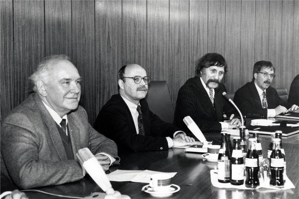 Neue Pläne: Das Colani-Ufo könnte Teil eines Museums werden Vertragsunterzeichnung für das Ufo 1993 im Lüner Rathaus mit (v.l.) Bürgermeister Kurt Denkert, Stadtdirektor Dr. Rudolf Salmen, Luigi Colani und Karl-Heinz Unger, Geschäftsführer der Lüner Wirtschaftsförderung