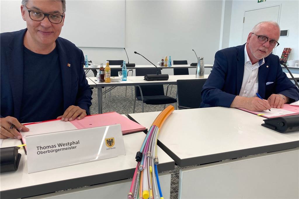 Schnelles Internet: Breitband-Ausbau beschert Dortmund viele neue Baustellen Vertragsunterzeichnung mit Glasfaser-Kabel: Oberbürgermeister Thomas Westphal und Dokom-Chef Jörg Figura schufen die Voraussetzungen für den Breitband-Ausbau in Dortmund.