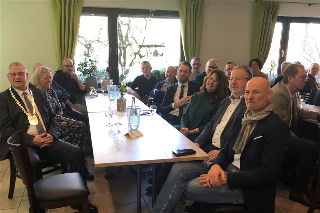 Nach Krisenjahr keimt Hoffnung: Neujahrsempfang von Gemeinde Legden und Wila Vertraute Runde: Die beiden Gastgeber Josef Scharlau (l.) und Bürgermeister Dieter Berkemeier (neben ihm Mitarbeiterin Michelle Brümmer) im Kreis der Bürgermeister-Kollegen aus Ahaus, Schöppingen und Heek sowie Gastredner Dr. Daniel Schultewolter (hinten r.).