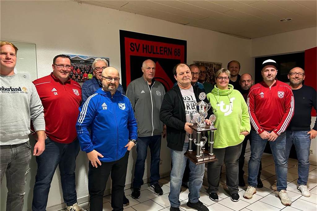 Vertreter aller acht Halterner Vereine sowie vom Stadtsportverband trafen sich im Vereinsheim des SV Hullern, um die Gruppen der Hallenfußball-Stadtmeisterschaft auszulosen, und über weitere Turniere zu sprechen.