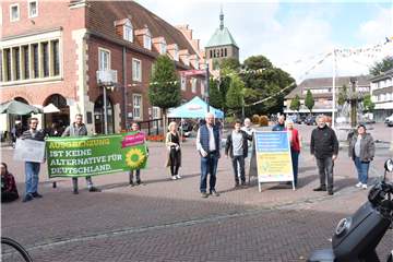 Vertreter aller Vredener Fraktionen haben am Freitag auf dem Marktplatz mit Plakaten und Musik gegen den Wahlstand der AfD protestiert.