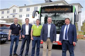 Vertreter aus Politik, Vestische und Jugendherberge stellten die neue Buslinie vor.