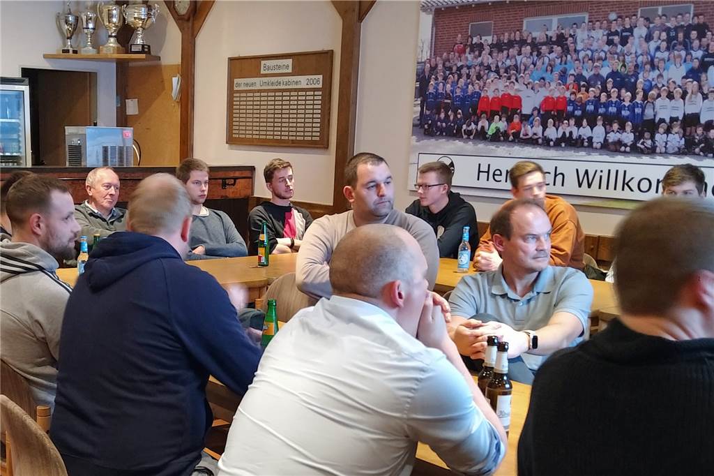 Gegen den Schwund: FC Oeding stellt Kodex für Umgang mit Schiedsrichtern auf Vertreter aus verschiedenen Bereichen der Oedinger Fußballabteilung haben den Kodex im Klubheim diskutiert.