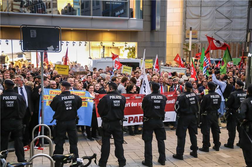 Vertreter demokratischer Gruppen und weitere Bürger stellten sich am Donnerstag gegen Rechtsextremismus.