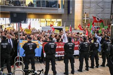 Vertreter demokratischer Gruppen und weitere Bürger stellten sich am Donnerstag gegen Rechtsextremismus.