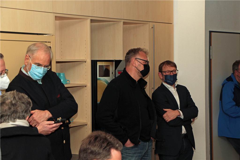 Reaktionen auf Bürgerentscheid: „Ein wirtschaftlicher Rückschritt für Werne“ Vertreter der Bürgerinitiative gegen das Industriegebiet verfolgen gemeinsam mit Bürgermeister Lothar Christ (r.) die Auszählung der Stimmen am Sonntagabend.