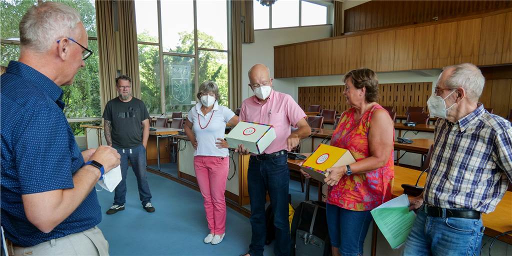 Bürgerbegehren in Lünen: 5460 Unterschriften gegen Klöters-Feld-Bebauung Vertreter der Bürgerinitiative haben Dienstag die gesammelten Unterschriften im Rathaus eingereicht. Für die Verwaltung hat Lünens Technischer Beigeordneter Arnold Reeker (l.) die Unterschriften entgegengenommen.