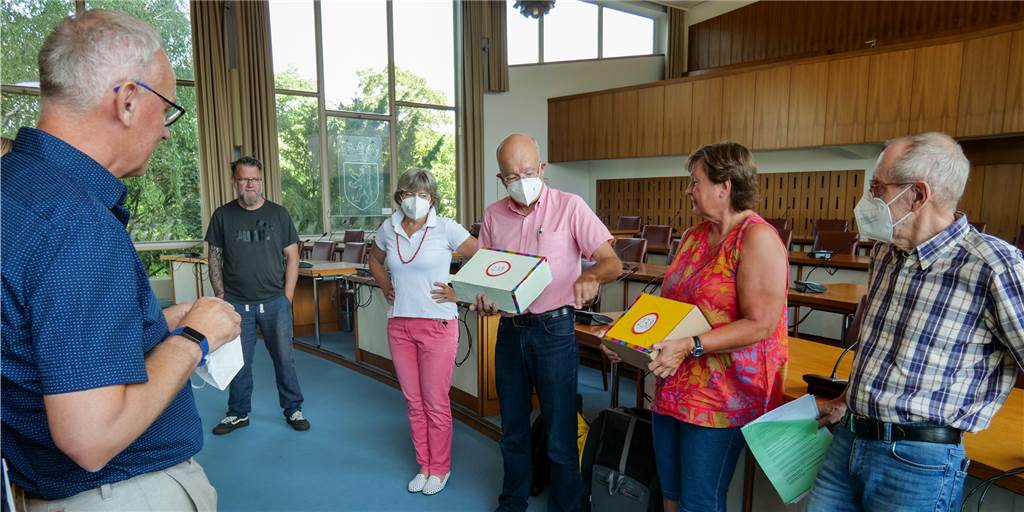 Lüner Stadtrat entscheidet: 115.000 Euro für Bürgerentscheid zu Klöters-Feld? Vertreter der Bürgerinitiative hatten im Juli die gesammelten Unterschriften im Rathaus eingereicht. Für die Verwaltung hatte Lünens Technischer Beigeordneter Arnold Reeker (l.) die Unterschriften entgegengenommen.