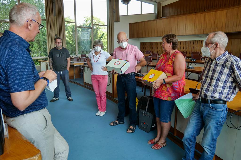 Gescheiterter Bürgerentscheid vor Gericht: „Gehen von weiterem Prozess aus“ Vertreter der Bürgerinitiative hatten im Sommer des vergangenen Jahres die gesammelten Unterschriften im Rathaus eingereicht.