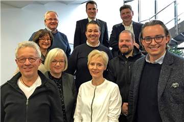 Vertreter der DIA und des neuen Organisationsteams rund um Luca Schlotmann (r.) freuten sich mit Thomas Hein (l.) und Bürgermeister Tobias Stockhoff (hinten Mitte) sowie der Stadtagenturleiterin Sabine Fischer (vorne 2.v.l.) darüber, dass es auch 2019 Stadtfeste in Dorsten geben wird.