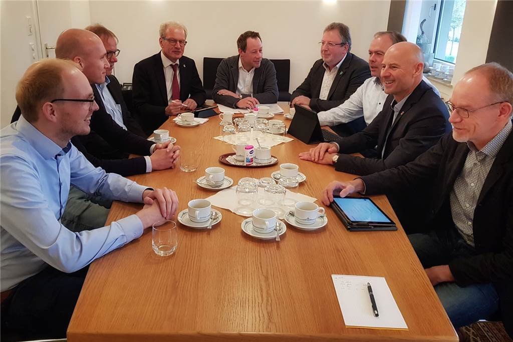 Vertreter der drei beteiligten Gemeinden und der ausführenden Firmen kamen am Dienstagmorgen im Heeker-Rathaus zusammen, um über den aktuellen Stand der Dinge des Breitbandausbaus in den jeweiligen Außenbereichen zu sprechen. Darunter auch Legdens Bürgermeister Friedhelm Kleweken (4.v.l.), Schöppingens Bürgermeister Franz-Josef Franzbach (4.v.r.) sowie Heeks Bürgermeister Franz-Josef Weilinghoff (2.v.l.)