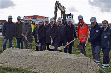 Vertreter der Gemeinde Ascheberg, des Kreises Coesfeld, der Bauplanung und des Deutschen Roten Kreuzes freuen sich auf den nahenden Baubeginn der neuen Rettungswache.