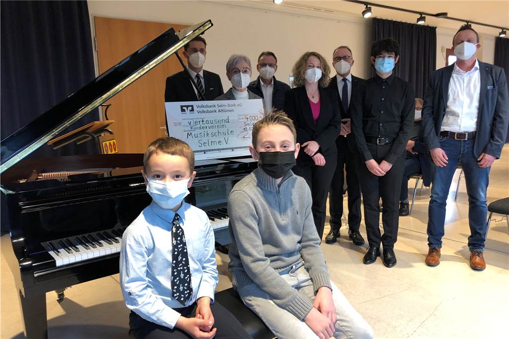 Musikschule Selm hat einen neuen Flügel: Musik kann so schön klingen Vertreter der Musikschule, des Fördervereins, der Sponsoren und der Stadt freuten sich mit den jungen Musikschülern über den neuen Flügel.