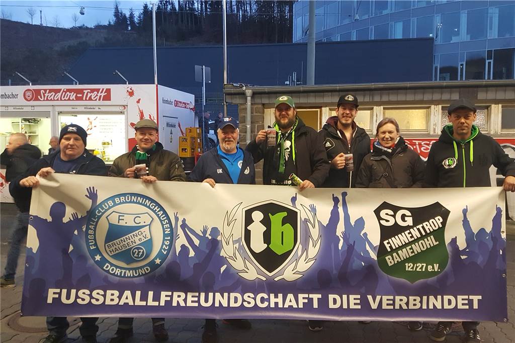 Aus einer Fanfreundschaft zwischen dem FC Brünninhausen und Finnentrop/Bamenohl entsteht eine Ehe Vertreter der SG Finnetrop/Bamenohl beim letztjährigen Oberliga-Spiel zwischen Siegen und Brünninghausen.