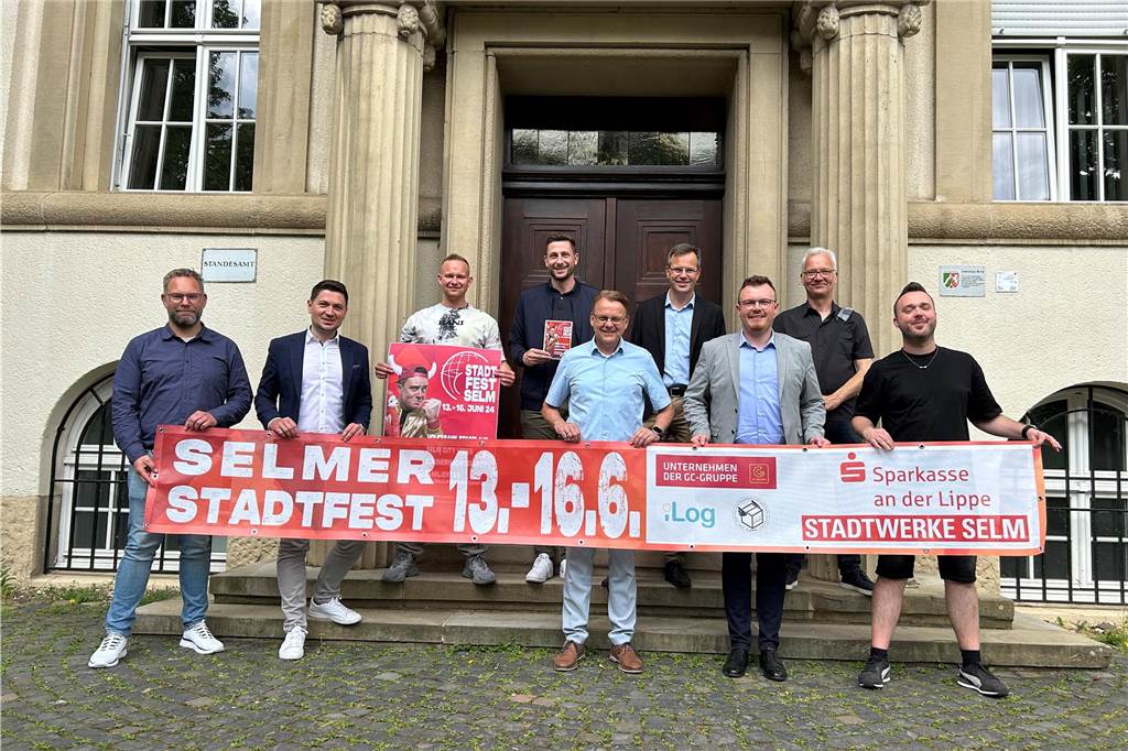 Stadtfest Selm 2024: Viel Lokalkolorit und eine mögliche Überraschung Vertreter der Sponsoren, der Organisatoren und der Künstler freuen sich mit Selms Bürgermeister Thomas Orlowski (Mitte) auf das Stadtfest Selm 2024.