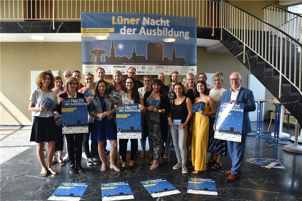 Vertreter der Stadt Lünen und der anderen 16 Unternehmen laden die Lüner Jugendlichen zur Lüner Nacht der Ausbildung ein.