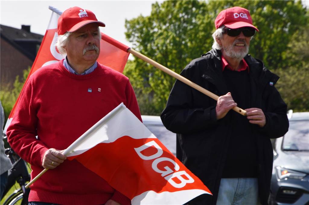 Vertreter des Deutschen Gewerkschaftsbundes zeigten Flagge auf der Maikundgebung im Seepark.