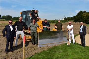 Vertreter des Golfclubs, der Architekt und Mitarbeiter der Firma, die für den Umbau der Anlage beauftragt wurde, haben den Platz zusammen begutachtet.