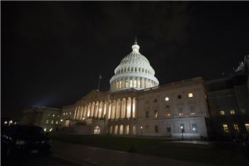Vertreter von Facebook, Twitter und Google haben vor dem US-Senat erstmals zu mutmaßlicher Wahlmanipulation in den USA ausgesagt. Foto: Alex Edelman/Archiv