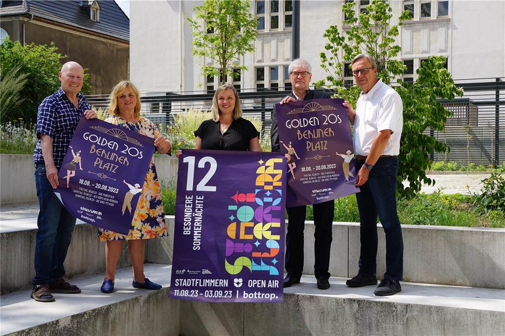 Bottrop lädt zum „Stadtflimmern“ ein: Vier Wochenenden voller Kultur Vertreter von Kulturamt, ELE, Sparkasse und Egon Bremer Stiftung mit Veranstaltungsplakaten im Kulturhof.