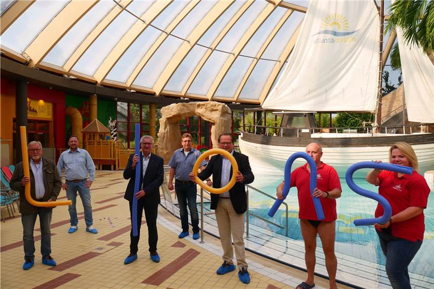Lions Club Dorsten schenkt 150 Kindern einen Schwimmkurs Vertreter von Lions Club, Stadtsportbund und Atlantis freuen sich über die Kooperation, die 150 Kindern in Dorsten einen kostenlosen Schwimmkurs ermöglicht.