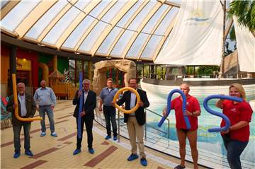 Vertreter von Lions Club, Stadtsportbund und Atlantis freuen sich über die Kooperation, die 150 Kindern in Dorsten einen kostenlosen Schwimmkurs ermöglicht.