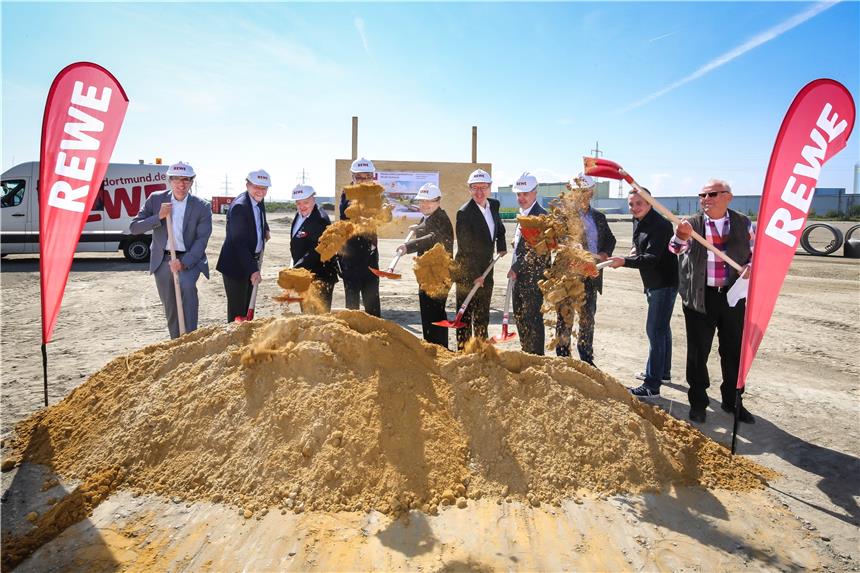Baustart für neues Rewe-Frischelager mit 700 Jobs Vertreter von Stadt und Rewe Dortmund setzten gemeinsam den symbolischen ersten Spatenstich für das neue Rewe-Frischelager.