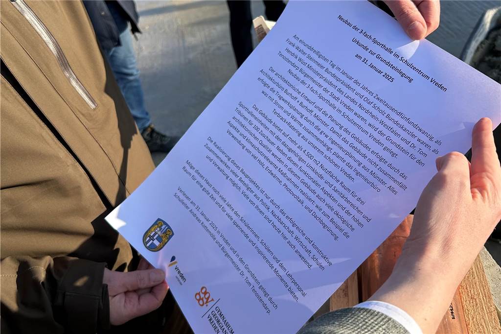 Grundsteinlegung: Zeitkapsel in Fundament der Dreifachhalle eingemauert Hände und eine Urkunde