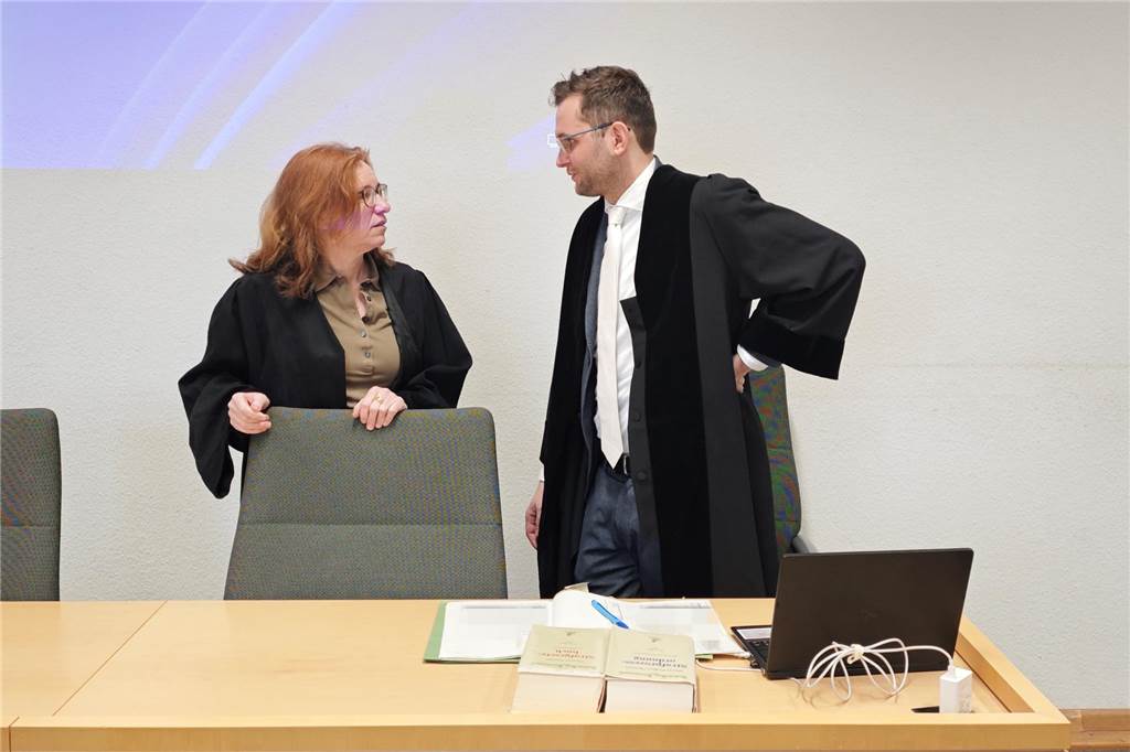Vertritt die Interessen der Kinder im Prozess: Rechtsanwältin Manuela Lück im Gespräch mit dem Staatsanwalt.