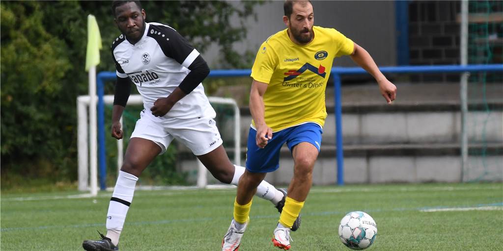 Turnier in Herne: Schwerins Öztürk ist vorne und hinten die Schlüsselfigur Verursachte einen Elfmeter gegen die Spvg Schwerin: Yalim-Dogan Öztürk (am Ball).