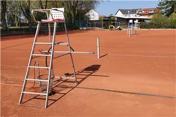 Verwaist sind derzeit die Castrop-Rauxeler Tennisplätze - wie hier beim TC Castrop 06 am Wiedehagen.