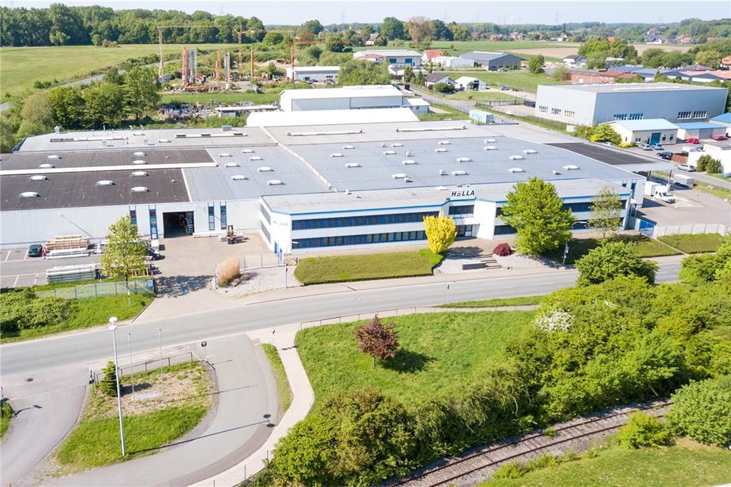 Markisenhersteller Hella erweitert Produktion im Gewerbegebiet Wahrbrink Verwaltungsgebäude und Produktionshallen im Wahrbrink 22: Hier wird Hella auch weiterhin ansässig sein. Hinzukommen die ehemaligen Ikea-Hallen auf der anderen Straßenseite.