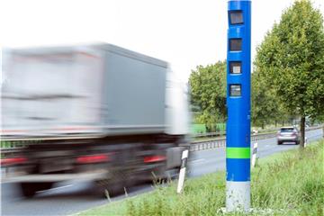 Verwechslungsgefahr: Mancher Autofahrer mag die blauen Kontrollsäulen für die Lkw-Maut an Bundesstraßen zunächst für moderne Blitzer halten. Foto: Toll Collect/dpa-tmn