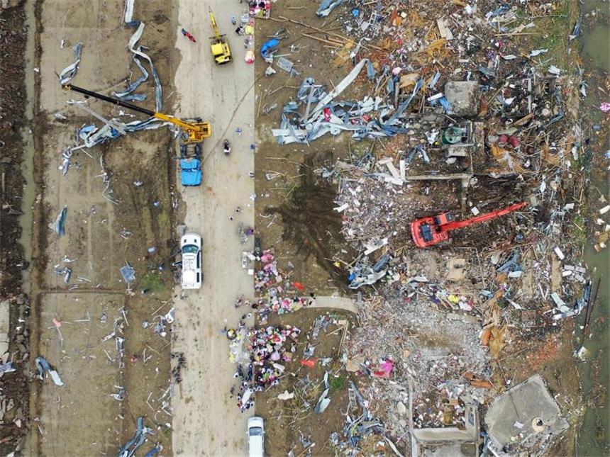 Nach Tornados in Ostchina: «Die Schäden sind schrecklich» Verwüstet: Aus der Luft sind die Zerstörungen im ostchinesischen Unwettergebiet deutlich zu erkennen. Foto: Xi Li