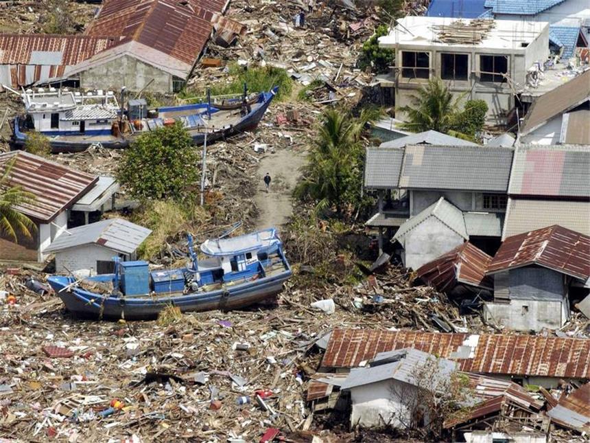Thailand und Indonesien gedenken der Tsunami-Opfer Verwüstungen an der indonesischen Küste zwischen Banda Aceh und Meulabohas. Foto: Evan Schneider/Archiv