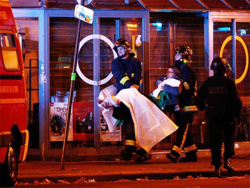 Frankreich steht unter Schock Verwundete werden aus der Konzerthalle Bataclan in Sicherheit gebracht. Foto: Yoan Valat