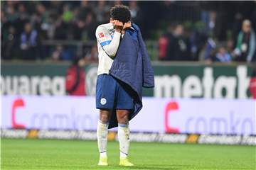 Verzweifelt: Weston McKennie kann die Schalker 2:4-Niederlage in Bremen nur schwer verkraften.