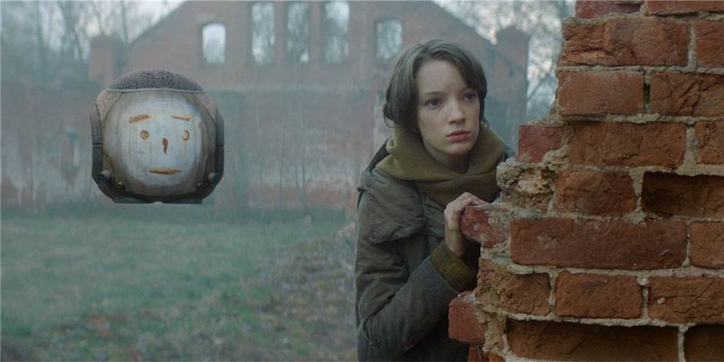 „Vesper Chronicles“ ist Endzeit-Kino um ein Mädel und bizarres Gewürm Vesper (Raffiella Chapman) und ihre Drohne beobachten, was vorgeht, bleiben aber in Deckung.