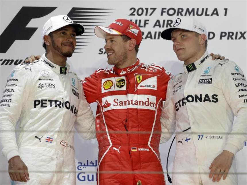 Vettel-Freude nach dem Bahrain-Feuerwerk Vettel gewann das Rennen vor Hamilton und Bottas. Foto: Luca Bruno