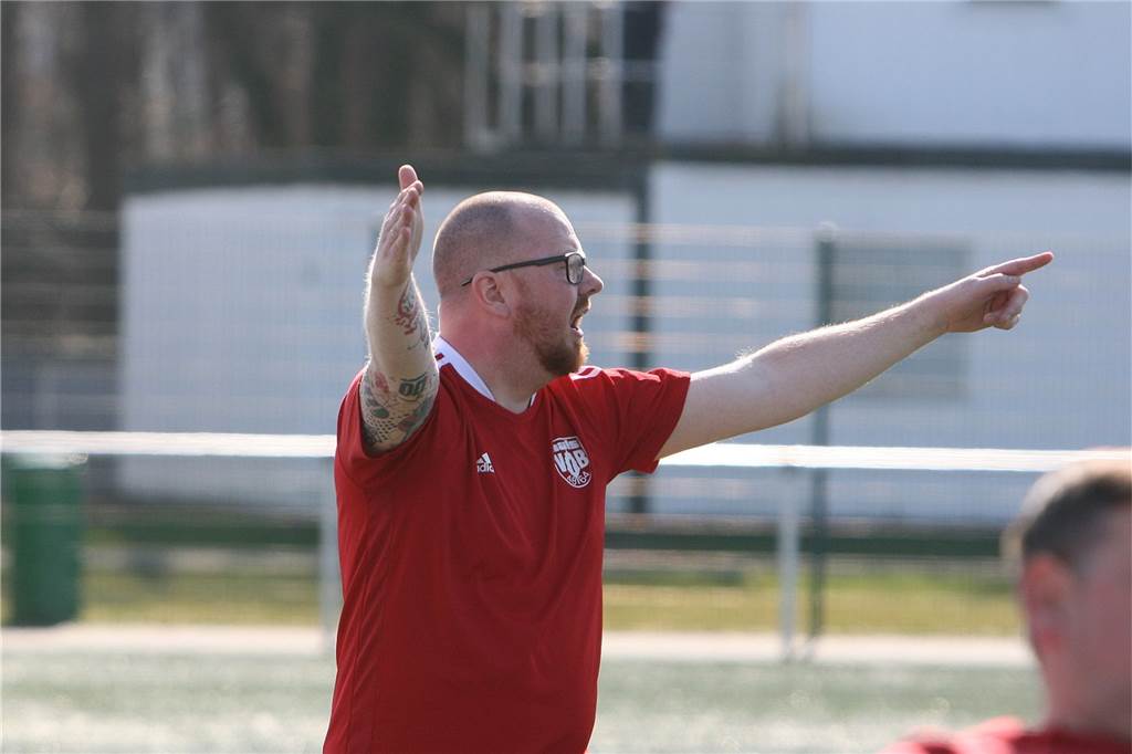 Zuvor kurz bewusstlos: Keeper trifft mit Gehirnerschütterung in der 97. Minute VfB-Coach Ingo Krämer sah von außen eine völlig verrückte Schlussphase der Partie gegen Mengede.
